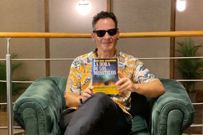 Miguel Ángel Santamarina, con un ejemplar de su novela.