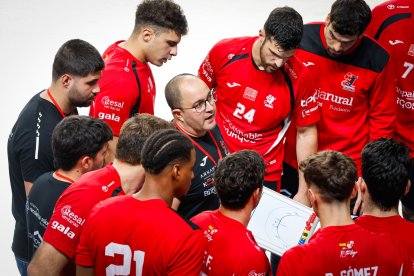 Dani Gordo da instrucciones a sus jugadores durante el partido de la jornada anterior ante el Benidorm en El Plantío.