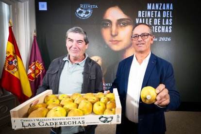 El presidente de los productores de Caderechas, Juan José Gandía, y el presidente de Burgos Alimenta, Javier Arroyo, en la presentación de la XV Feria de la Manzana Reineta de Caderechas.