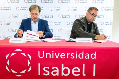 El rector de la Universidad Isabel I, Alberto Gómez Barahona, y el presidente de la Federación de Salvamento y Socorrismo de Castilla y León, Alberto Retuerto Marqués, durante la firma del convenio.