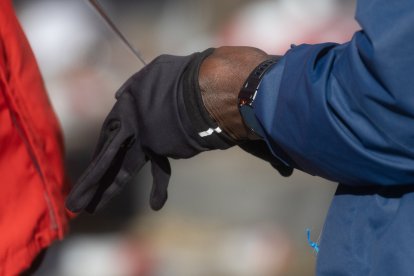 Archivo - Un hombre se pone unos guantes, a 9 de diciembre de 2024, en Madrid (España).