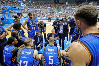 Fisac, dando instrucciones a sus jugadores en un tiempo muerto en el Coliseum.