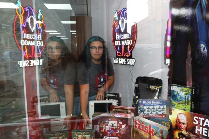 El cubil del Mago; en la imagen Valaya Jimeno Santos, encargada de la tienda y  sala de Rol.