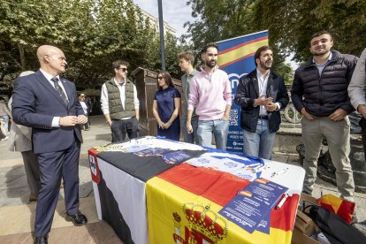 Pablo Blanco (sudadera rosa) durante el acto de Nuevas Generaciones del PP de Burgos por el Día de la Hispanidad.