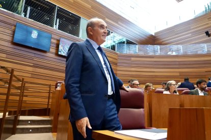 El Procurador del Común, Tomás Quintana, realiza la lectura del informe anual de 2025 en un pleno monográfico de las Cortes.