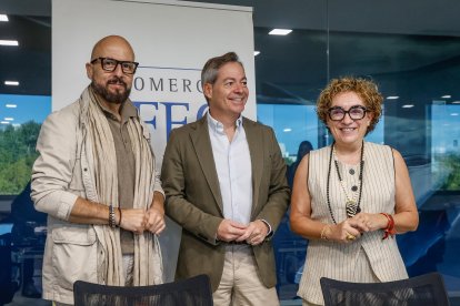 Ángel Tamayo, César Barriada y Consuelo Fontecha, durante la presentación de la undécima edición de la pasarela MOBU.