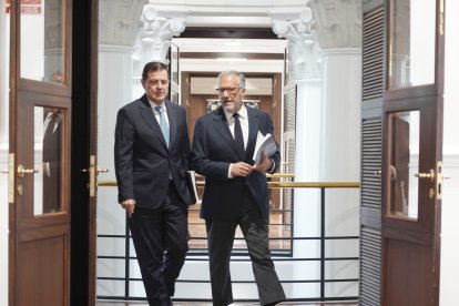 El presidente de la Junta, Alfonso Fernández Mañueco, acompañado por el vicepresidente primero y consejero de Desregulación, Familia y Ayudas Sociales, Carlos Pollán.