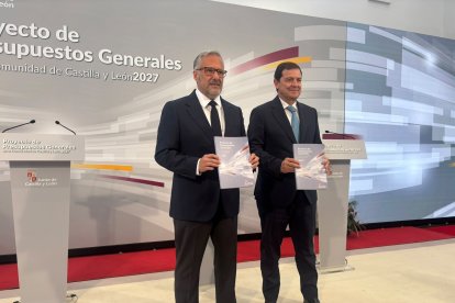 Mañueco y Pollán en la presentación del proyecto de presupuestos de la Comunidad pata 2027.