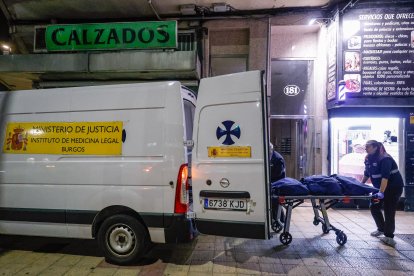 El levantamiento del cadáver se produjo pasadas las ocho y media de la tarde de este martes. S. OTERO