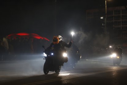 Archivo - Varios motoristas participan con sus motos en el desfile de las antorchas en la concentración motera Pingüinos. Foto archivo.