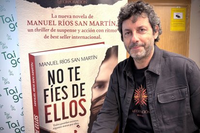 Manuel Ríos San Martín, en un acto en la librería Taiga de Torrelavega.