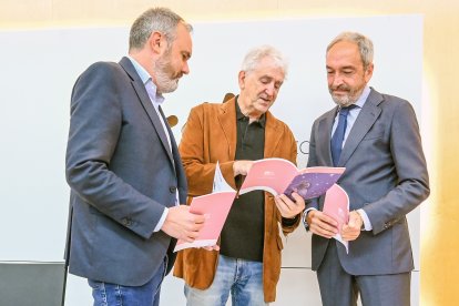 El consejero de Cultura, Turismo y Deporte, Alberto Díaz Pico, el director científico del MEH, Juan Luis Arsuaga, y Rodrigo Alonso, director gerente del MEH.