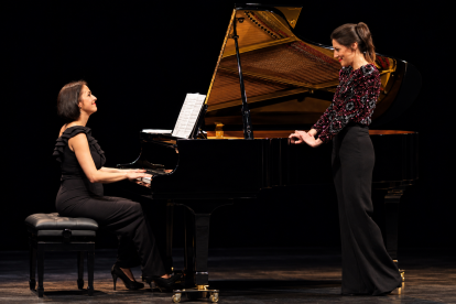 La pianista Elisa Rapado y la soprano Adriana Viñuela.