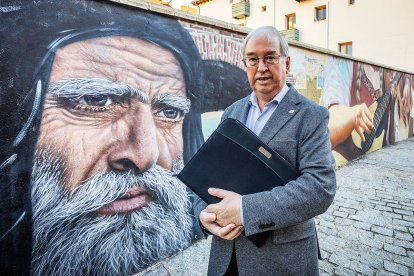 Isaac Rilova, junto al rabino del mural de las Tres Culturas de la calle Embajadores.
