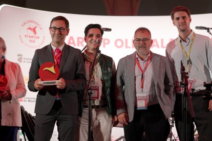 Miembros de Miranda Empresas recogen el reconocimiento.