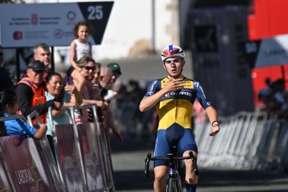Aimar triunfó ante su público en la Vuelta a Navarra.
