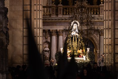 Imagen de archivo de la Virgen de la Soledad en el interior de la Catedral, durante la procesión de Viernes Santo.