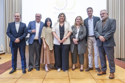 Foto de familia de autoridades e integrantes de Fundación Candeal y Proyecto Hombre.