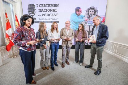 Representantes del Instituto de Deporte y Juventud con la mujer e hijas de Sergio Corral, Mariluz Martínez, Martina y Adriana.