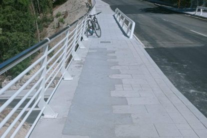 En la imagen se ve que donde debería haber baldosas se ha rellenado el terreno para no tropezar.