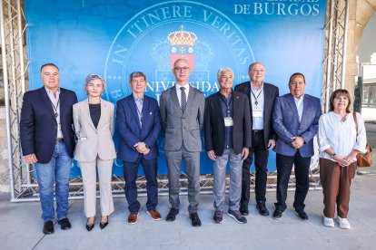 Los equipos de las dos universidades posan a la entrada del rectorado antes de firmar el convenio.