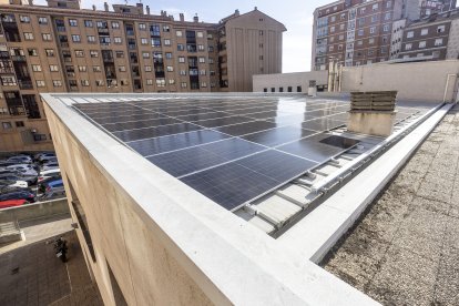 Paneles solares instalados en la cubierta de la sede de la Gerencia de Atención Primaria en Burgos.