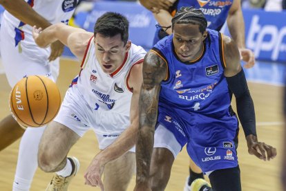 DJ Steward disputa la pelota con un rival.