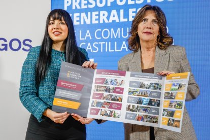 Las procuradoras del PP por Burgos Carmen Santillana y Marta Arroyo muestran un resumen gráfico de los presupuestos esbozados por la Junta para 2027.