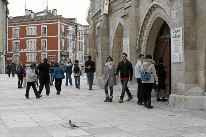 Varias personas en el centro de Burgos.