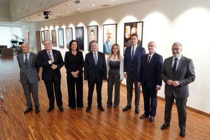 Los expresidentes del Parlamento de Castilla y León, posan junto a los nuevos retratos tras su presentación.