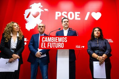 Virginia Jiménez, Luis Briones, Daniel de la Rosa y Estrella Paredes, en la sede del PSOE de Burgos.