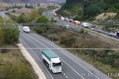Imagen de retenciones en la AP-1 en el puerto de la Brújula