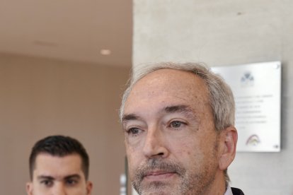 El consejero de Cultura, Turismo y Deporte José Alberto Díaz Pico, atiende a los medios de comunicación.