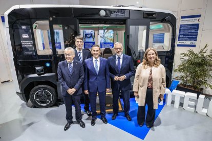 El presidente de Benteler Automotive Modules Europa, Ricardo García, acompañado por el vicepresidente Carlos Pollán y la alcaldesa de Burgos Cristina Ayala.