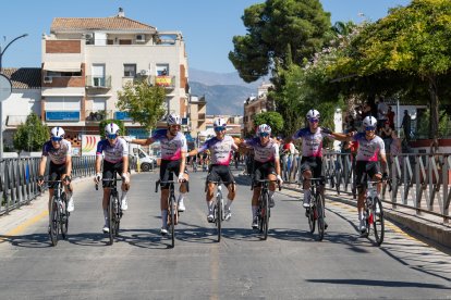 Los siete ciclistas que completaron La Vuelta, en la etapa final en Granada.