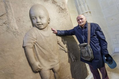 Antonio López posa frente a las polémicas puertas de la Catedral de Burgos.