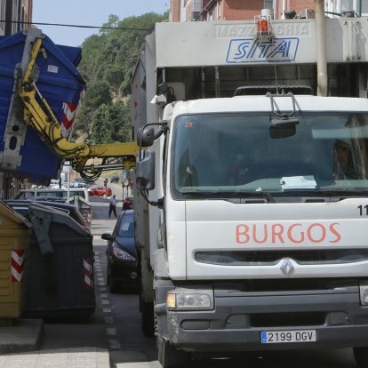 Un camión de basuras recoge un contenedor. ECB
