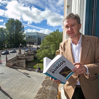 Javier Lacalle, en el Teatro Principal, con un ejemplar de su libro 'El nuevo Burgos'.