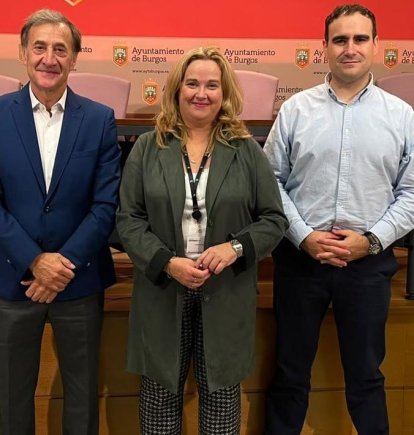 La alcaldesa de Burgos, Crisina Ayala, con el rector de la Universidad Isabel I y los organizadores del evento.