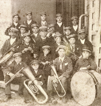 Antiquísima fotografía de la Banda de Música de Pradoluengo, tomada a finales del siglo XIX o principios del XX.