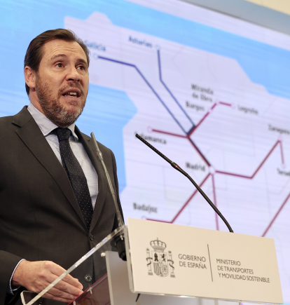 El ministro de Transportes y Movilidad Sostenible, Óscar Puente, informa de actuaciones del sector público ferroviario con incidencia en Castilla y León.