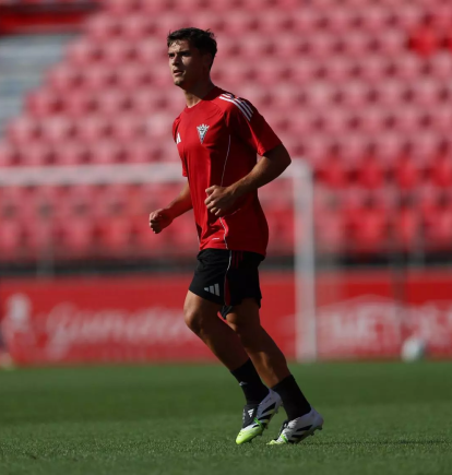 Aarón Martín, durante su primer entrenamiento con el Mirandés.