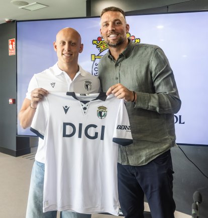 Víctor Mollejo posa junto a Michu.
