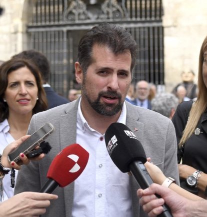 Luis Tudanca, flanqueado por Esther Peña y Aitana Hernando, en Miranda de Ebro.