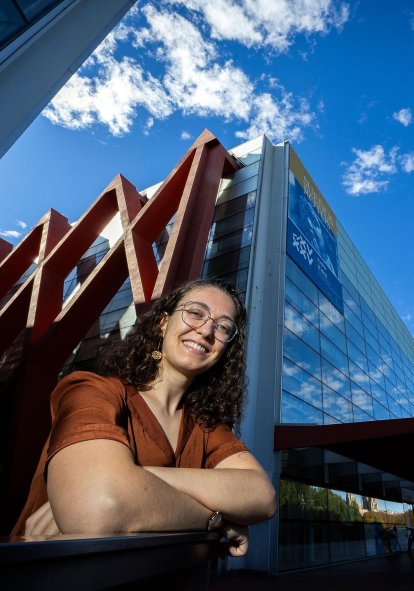 Laura Rojo posa en el exterior del Complejo de la Evolución Humana donde participó en la primera edición del Stem Talent Girl en 2016.