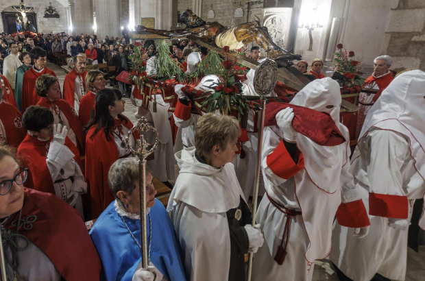 Celebración del Vía Crucis Penitencial en el interior de la iglesia de San Lesmes.