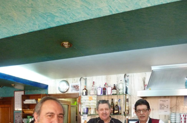 REFERENCIA. FernandoOrtiz (i), la voz de El Mester de Juglaría, comparte un vino en la barra de El Chafa con Carlos Yanguas (d) y el cocinero José Luis Correa.-T. S. T.