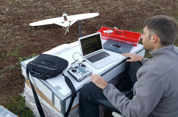 Uno de los pilotos de Codesian controla el vuelo del dron, que cuenta con un plan de vuelo y que está controlado por radiofrecuencia.-CEDIDA