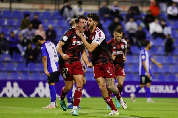 Los jugadores del Burgos CF celebran uno de los goles.