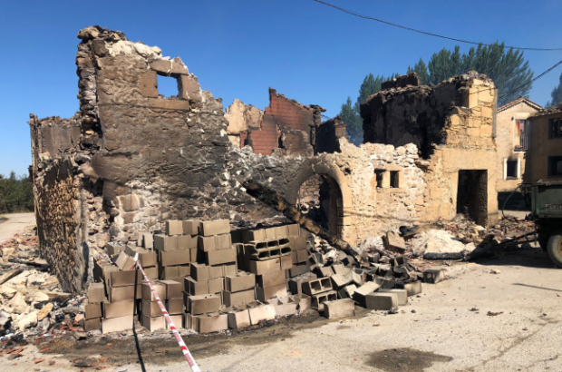 Edificio en ruinas tras el incendio que asoló la comarca del Arlanza en 2022.